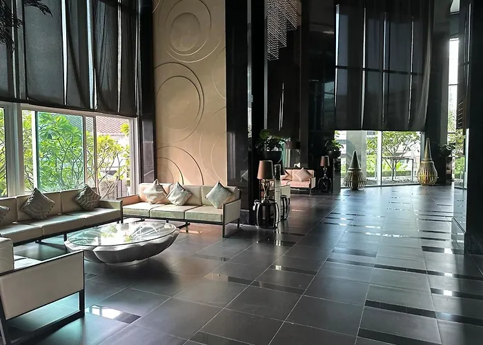 Condo, 3-min Walk To Bts, Sky Pool, Gym, Wifi, Self Check-in At Pickup Point * Bangkok